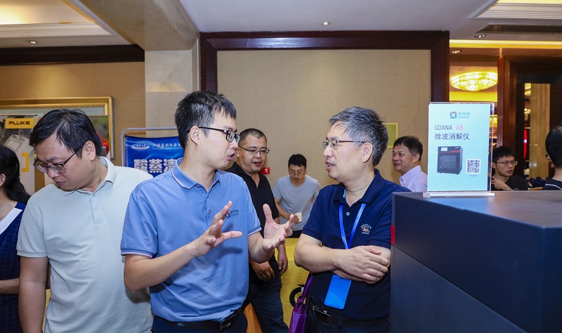 格丹納業務經理與參會人員互相交流儀器經驗 格丹納業務經理與參會人員互相交流儀器經驗